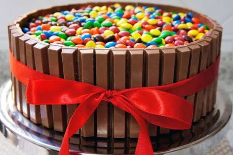 Bolo KitKat com Confetes